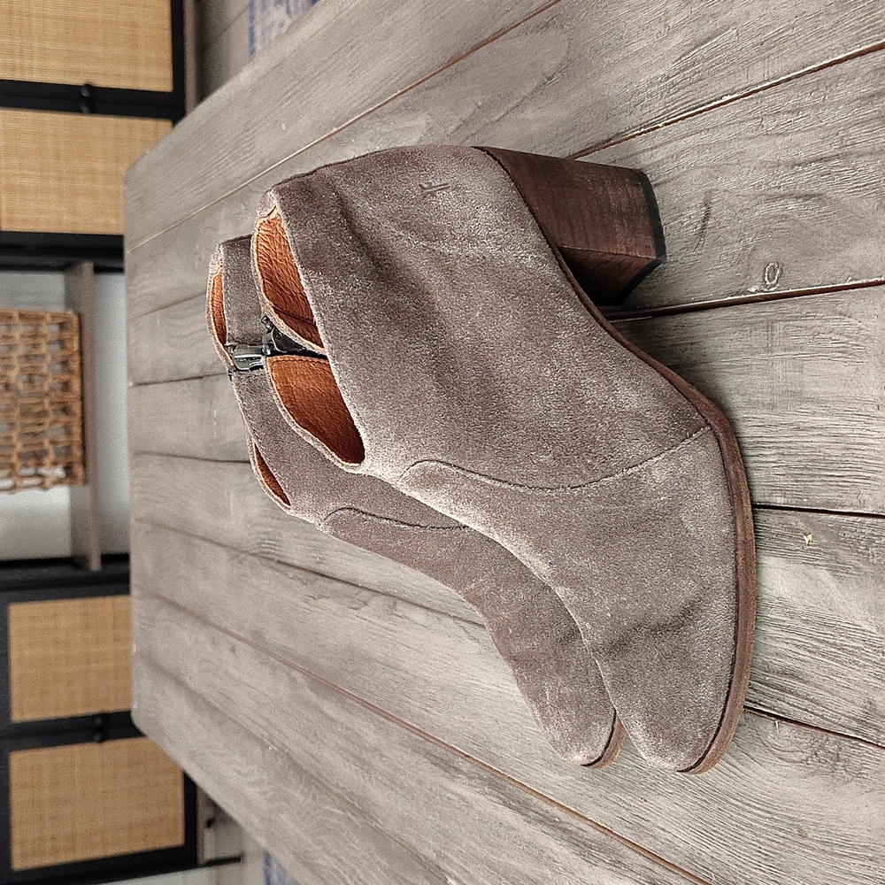 FRYE Nora Suede Ankle Boots In Taupe with Chunky Heel Size 6.5 $298